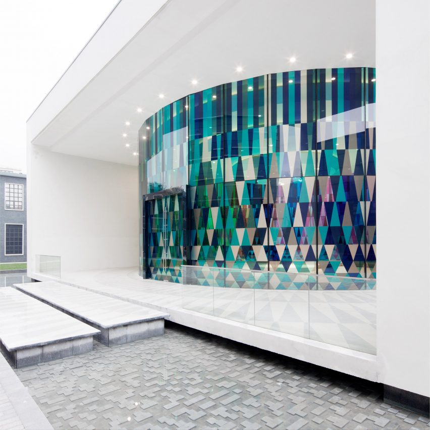 中国彩虹礼拜堂,位于上海北部的G +公园,彩虹教堂的门面在3000块玻璃面板上显示65种不同的颜色。颜色从红色,橙色和黄色的温暖色调过渡到绿色,蓝色,紫色和粉红色。