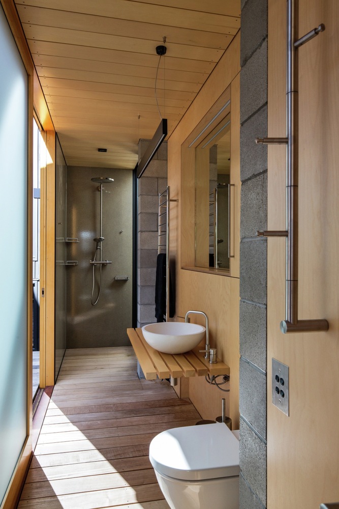 根据天气的改变住宅会相应开放或者关闭,墙面也会随之上升、滑动、折叠、关闭或者消失。这座住宅希望影响看到的景观,其中的控制器可以进行感应并自动调节。