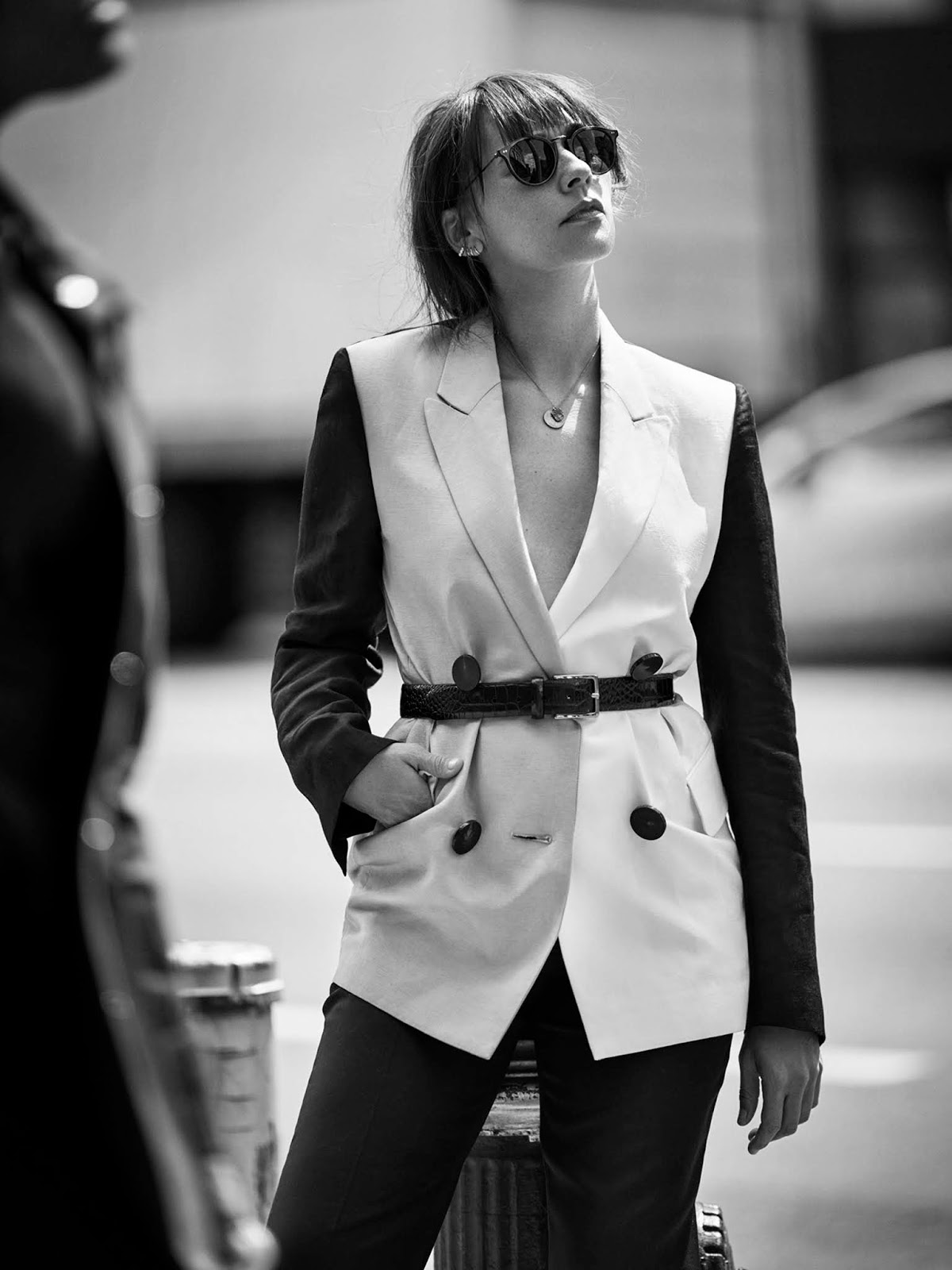 Porter杂志-琼斯穿着由Katie Mossman设计的剪裁男装,强大和令人陶醉---酷图编号2