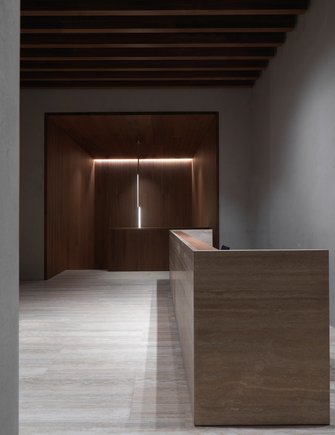 地下室的高度与上面的高度一样高,这是纽约罕见的,给两层楼的开放感和庄严感