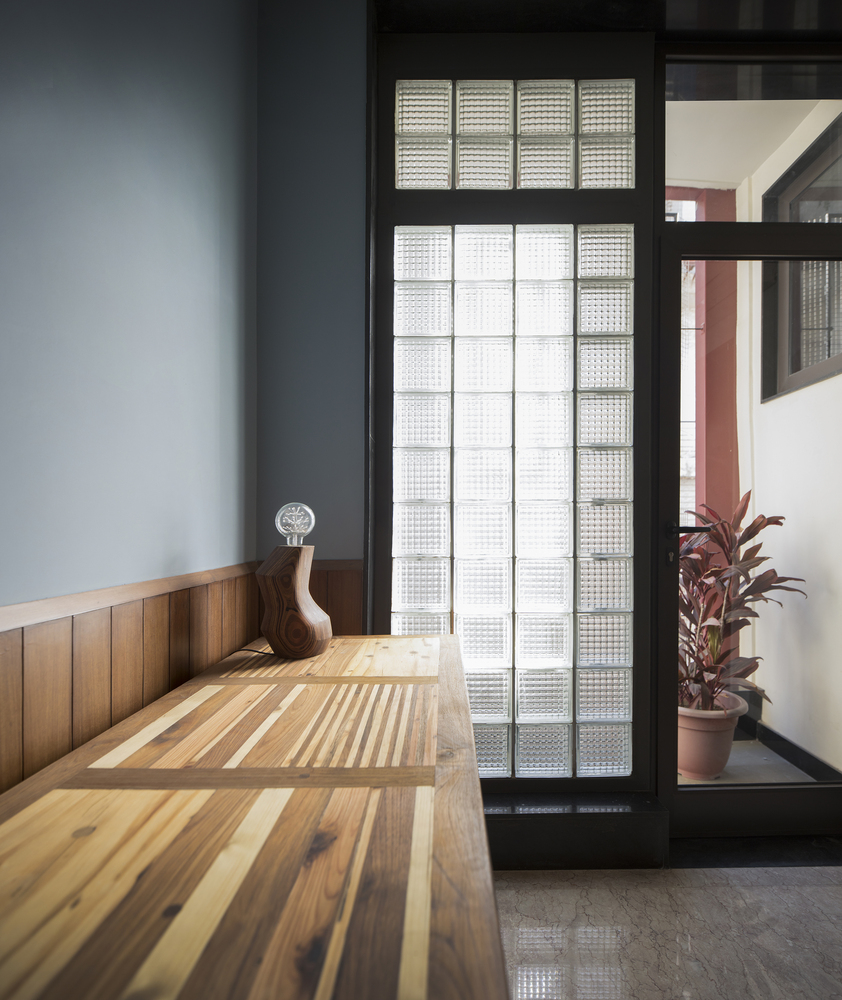 该项目通过将公共空间和私人空间结合在一起,反映出了像印度这样的发展中国家的城市设计的真实性。