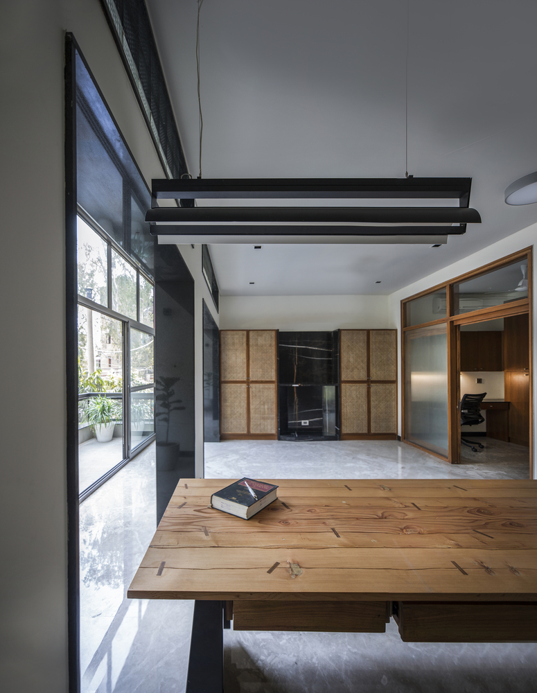 建筑的外观是一个层结构系统,它创建出了一个扩展的阈值条件。这里有一口干枯的水井,在经过了挖掘后将会建成一座图书馆。这是一个概念性驱动项目,通过一个垂直轴形式来表现,而在最顶端的是一个灯塔。寓意着地球和太阳是相连的。这条轴也成为了各功能设施排列布局的原则。前面是块公共空间,后面的空间为私人功能设施。