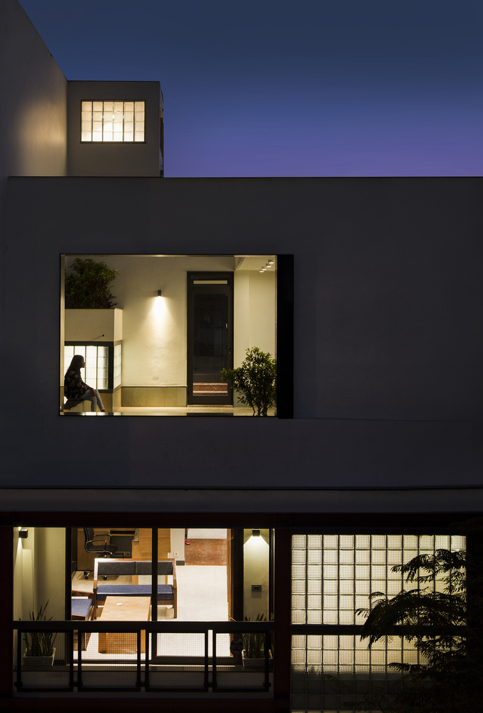 该改造项目可以被描述为是一次城市挖掘过程,该体量在经过了雕琢后既创建了空间又带来了光明。经过挖掘后可以看到建筑物的底层结构,让我们能够插入轻型钢框架并创建出所需的开口以获得最大化的自然光线。 通过对天花板的雕刻进一步的突出了挖掘的意义,同时也唤起了人们对历史建筑的回忆。