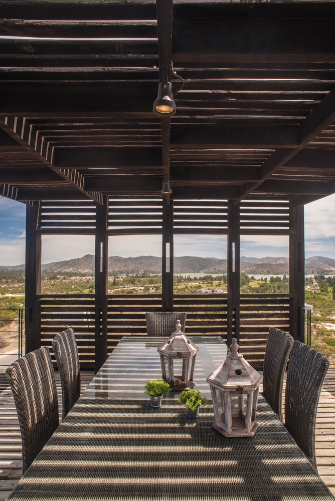 在寒冷的季节,主屋檐允许光线照入室内。在保温方面,还结合高水平的绝缘层,并消除了外墙所有可能的热桥。小木炉唯有在阴天才需要使用