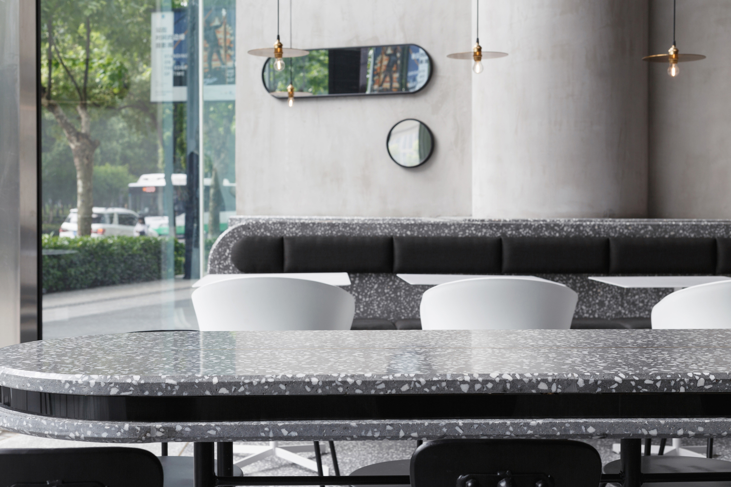 而我们在思考本案时,将整体布局逆时针旋转23.7°。客流动线在吧台前形成一个折角,使人流在此处聚集。就餐区域也因此变大,能容纳更多的客户。