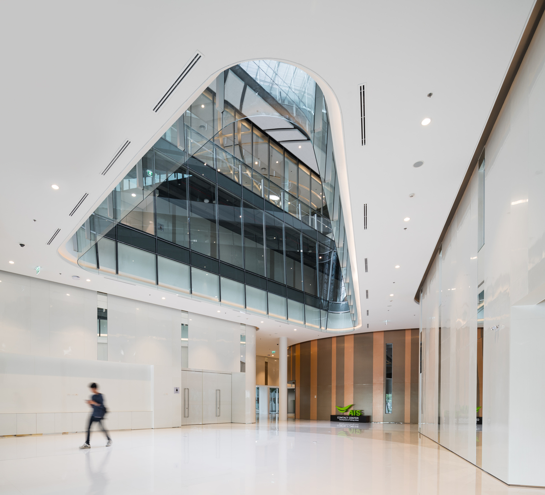 其中一个较大区域是客户服务中心和训练区,中间是一个透明的带天窗的大厅,另一个较小区域是娱乐场所。而建筑中间的中庭既可以作为“Charn”,又能作为泰国传统建筑中的一个平台,将功能设施和人连接在一起,还能够提供一个额外的公共空间。不仅员工可以在工休时在这里休息,也可以在这里与他人互动。