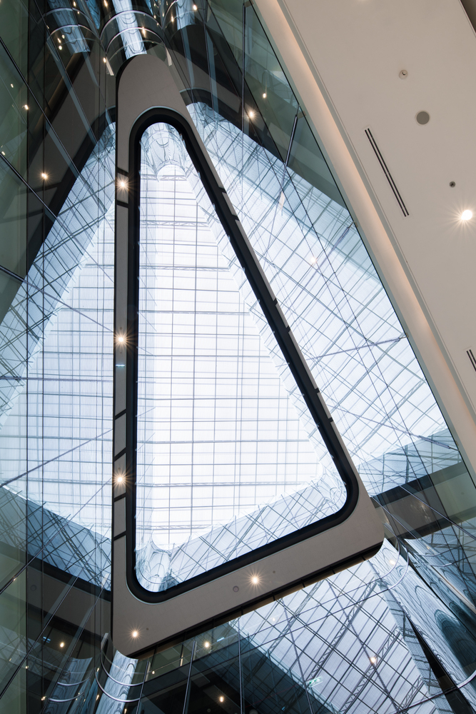 圆锥形的建筑形状有助于调整墙体的角度,减少立面上太阳照射面积的增加,从而减少建筑的总热量。建筑物顶部的曲线造型是根据公司标志而设计的