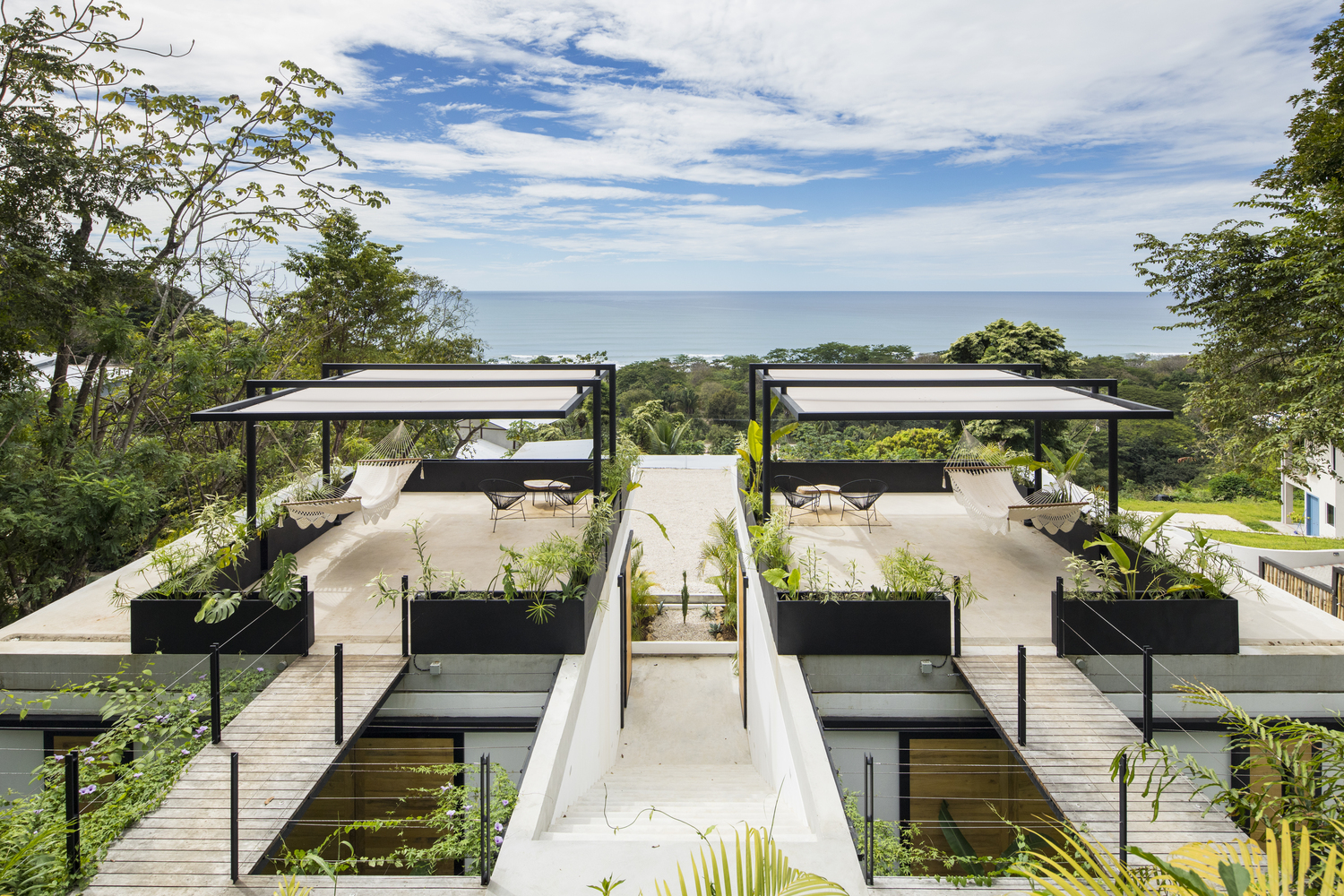 Mint Santa Teresa酒店的核心是公共休息区,这里有无边泳池和日落酒吧。除了入口处一座覆满植被的单墙外,它四面敞开,为住客提供一顶私密性的同时又维持了自然环境。休息大厅可作为客人、酒店管理者还有当地居民的聚会场所。早餐,公共餐桌上提供自助早餐;晚些时候,这里供应饮品,一直持续到日落。Mint Santa Teresa 酒店的体验是新型旅游模式的一部分,这里游客可以了解到关于旅游景点的更多咨询,同时体验到住在那里的真实感受。