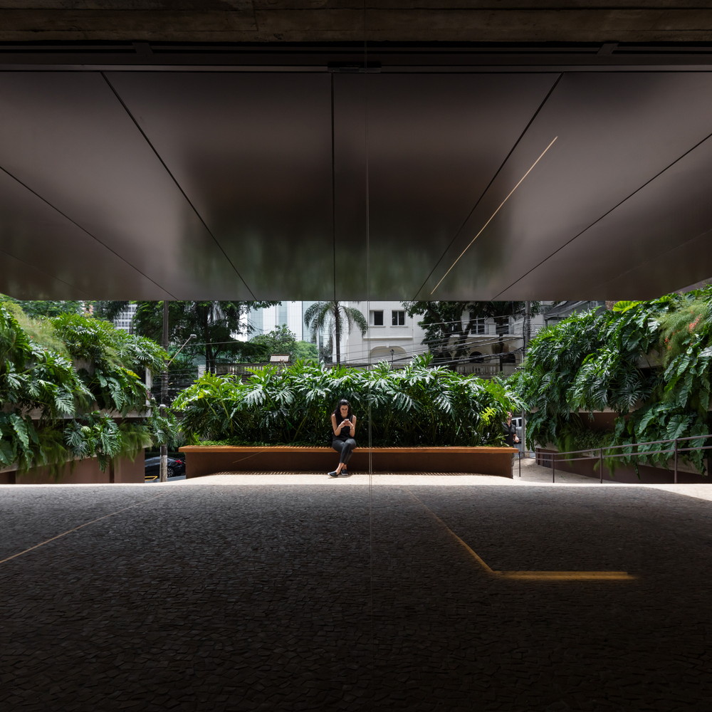 该项目的重点在于摆脱镜面玻璃和毫无特色的传统综合大楼的建筑语言。接待区域的设计迎合了它本身原有布局里的住宅元素