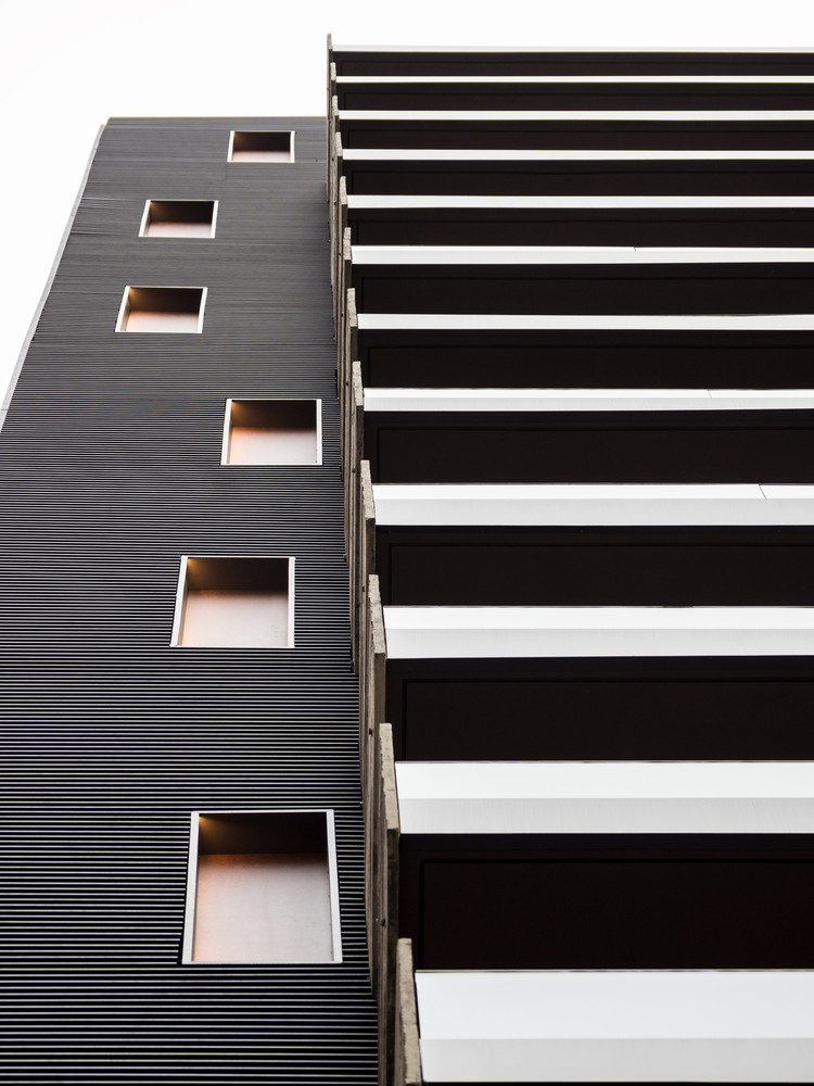 玻璃板确保了充足的阳光,巨大的木质滑门保证了房间的私密性。