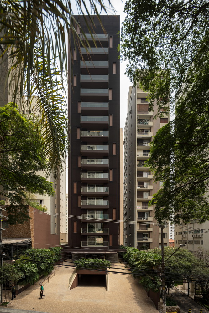 该建筑由底层,十六个标准层和屋顶露台构成。尽量保留了初始布局,只进行了很少的改动。其中最大的变化是新增了三个地下通道,此外,厕所被移到了靠近垂直交通的位置