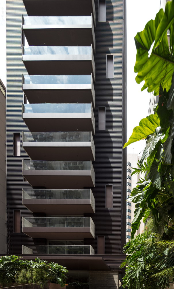 建筑公司Bauman买下了这个建筑,并在2012年的时候将表皮和内部的翻新工作交给了Studio Arthur Casas,现在该建筑已转型为商业用途