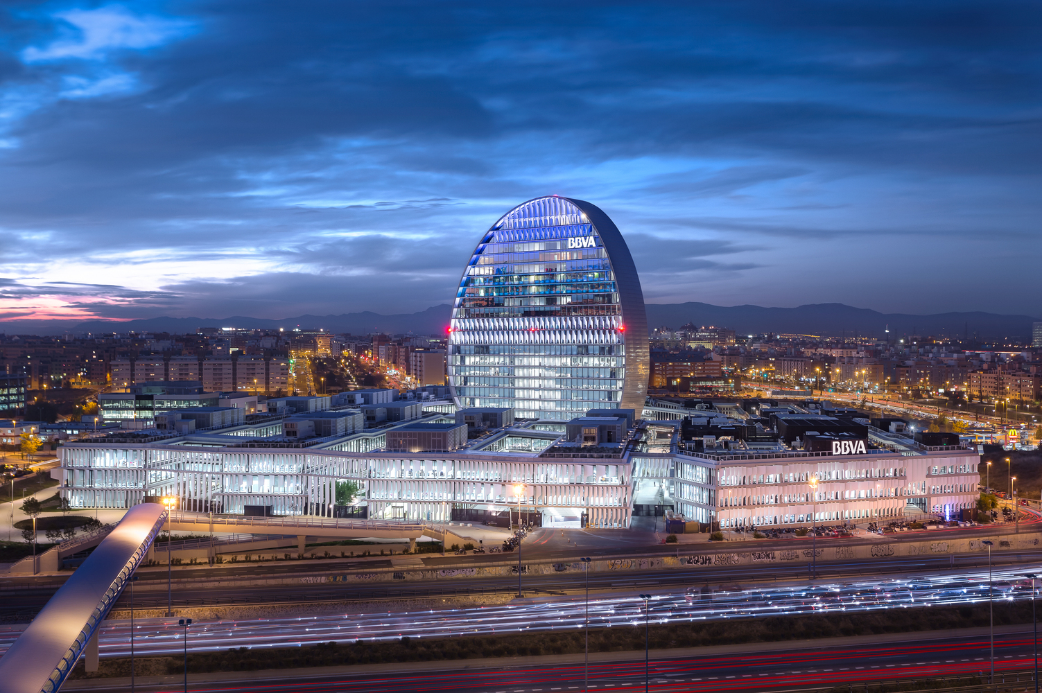 从地毯中“切下”一个圆形广场,然后就好像这个体量向上倾斜,成为一座纤细的塔楼标记着马德里天际线上的BBVA。与底层办公室相比,塔楼提供了另一种类型的工作空间,可同时欣赏城市和山脉景色。广场有数百棵树,周围有各种公共设施。广场和塔楼共同为建筑综合体提供入口指引。