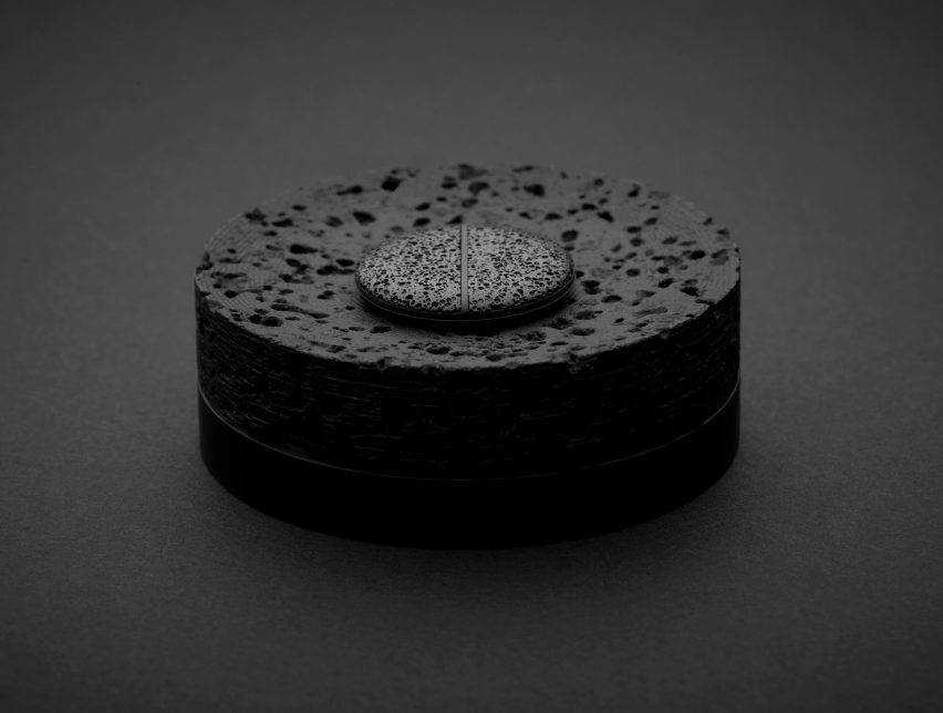 该系统以Coin为中心,Coin是一种小型可穿戴设备,可让用户储存日常消费的货币,如钱包或钱包