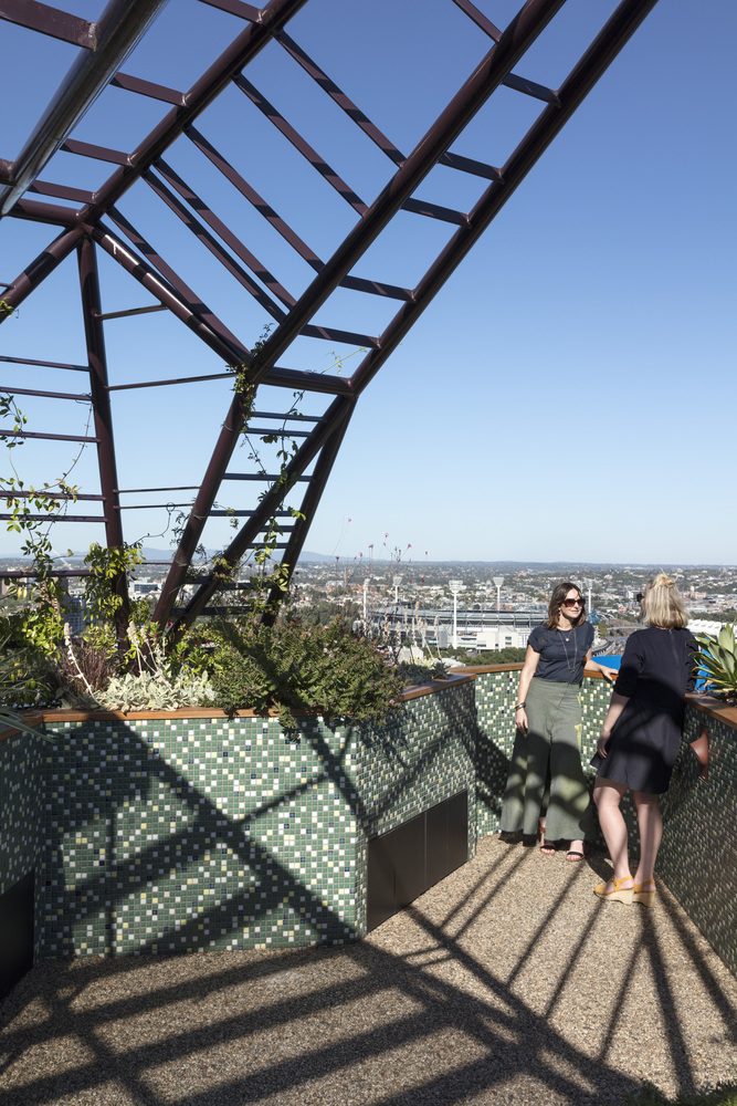 信息中写道,“我们的建筑物可以更绿,不论是从表面上还是引申意义上”。对我们来说,打造实用,美丽和宜居的屋顶花园是社会可持续发展的重要组成部分,同时改善绿色屋顶本身所能提供的环境效益。绿色屋顶设计应为公众提供一个怡人和体验的空间。
