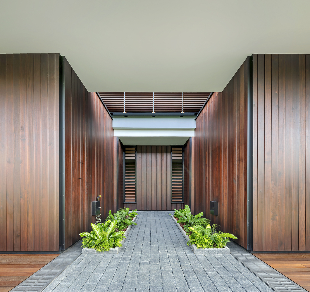 简单而婉约的房屋设计为宁静的家庭生活提供了平台,并反映了对舒适、宁静、平和内心的渴望。私人生活空间被铰接成两个平行的金属壳,悬臂于一个由木材装饰的盒子,里面包含了下方的公共生活空间。紧凑的形式和清晰的构图呼应了建筑的设定,并提供了一个可突出繁忙街道的角落的庄严形式。