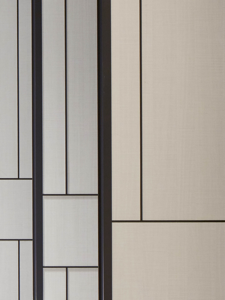 一脉相承的设计为每个空间创建了特定的存在,所有的都在一个简洁的、充满现代感的立面中十分自然地从董事办公室流向开放的展览空间。整体的感觉是开放的,正式的,同时也是十分友好的,在进入的时候还会有一个惊喜的元素。设计美学从该建筑谦虚的入口开始,并纳入了一个享有名望的销售套房中。