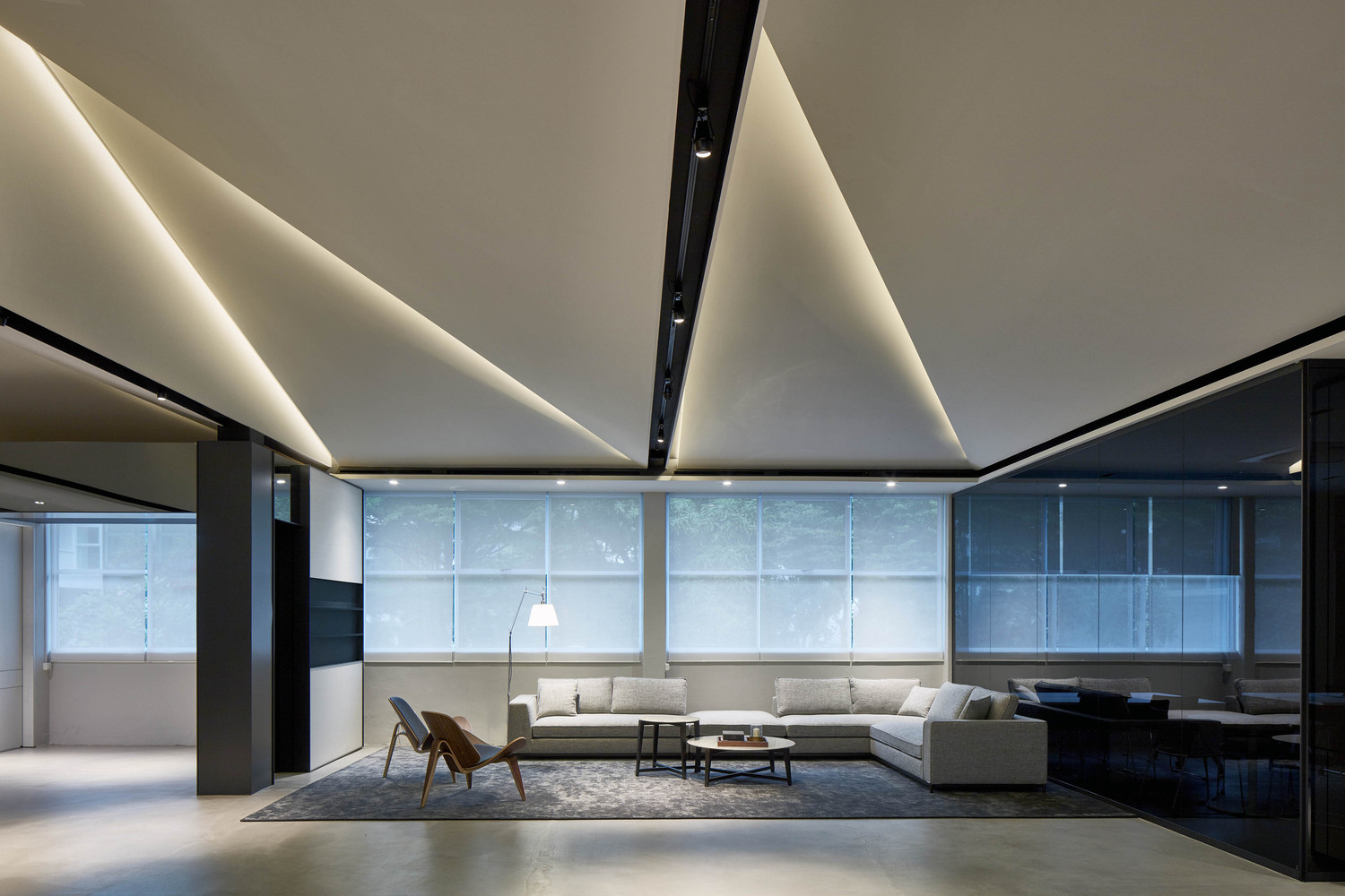 规划对空间的流动是重要的,并通过明确地确定从令人印象深刻的销售区到经纪人和管理空间,再到开放总监办公室的空间层次来实现了规划。设计的感觉和简洁的细节被保留下来,以保持一个连贯的设计语言,同时也帮助与我们紧密合作的承包商控制时间和预算。作为一个加深记忆的元素,销售画廊的特点是雕花天花板和折叠显示面板,空间十分灵活,并能引入很多不同的场景。