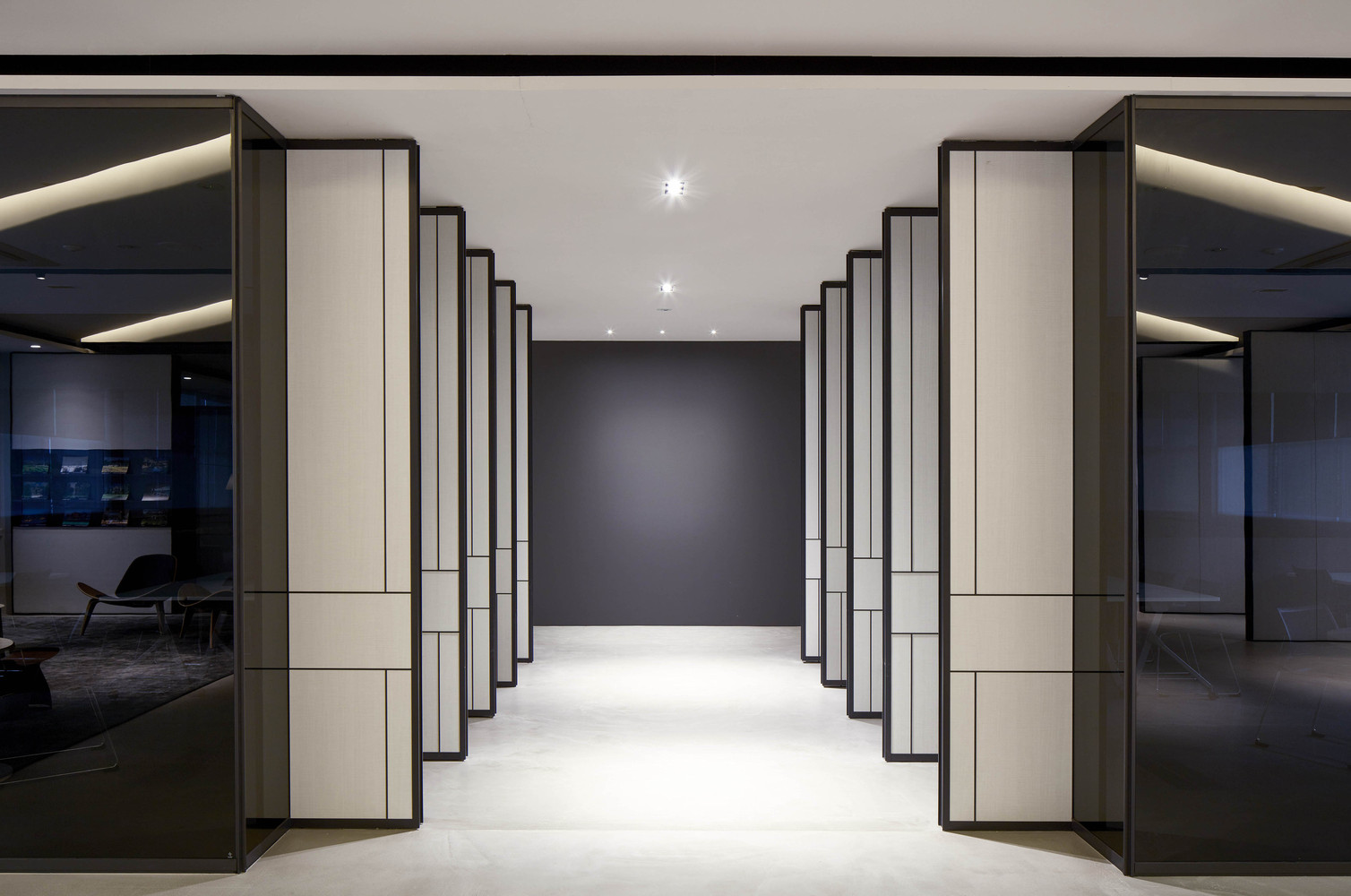 因此,设计上的挑战是,要给人一种高质量的感觉,把注意力集中在细节、利落的线条和空间的流动上,同时还要考虑到时间和预算的限制。设计还必须结合销售展区、经纪区和固定员工空间,同时需要单独确定每个空间,并保证它们的灵活性。