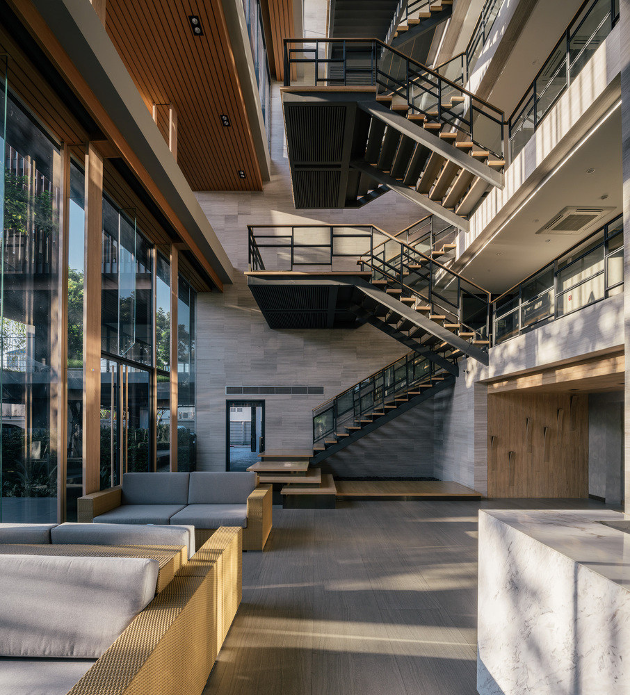 我们设想的工作环境不同于典型的办公大楼,不仅希望它能为办公室的每个员工创造出新的工作体验,成为提高他们生活质量的催化剂,同时也想超越建造用地的框架,成为与周围环境一体的绿色空间。