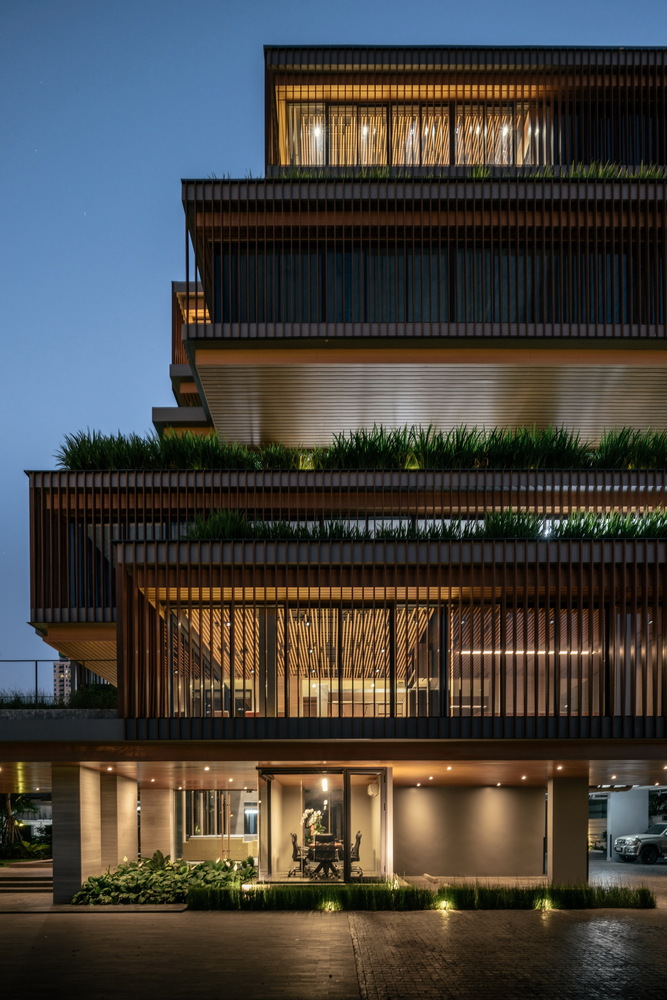 由于场地造成的各种局限,如缩退规定(setback regulation)、高度限制、不规则的边界等,需要提高整个建筑的效率才能满足公司对功能的要求。解决这一问题的办法是,将每个楼层与其他楼层稍微错开,以创造出相互叠加的悬臂和露台。外观简洁的堆叠式平台可以使室外景观中的当地动植物渗透到建筑中的多个区域及功能中。