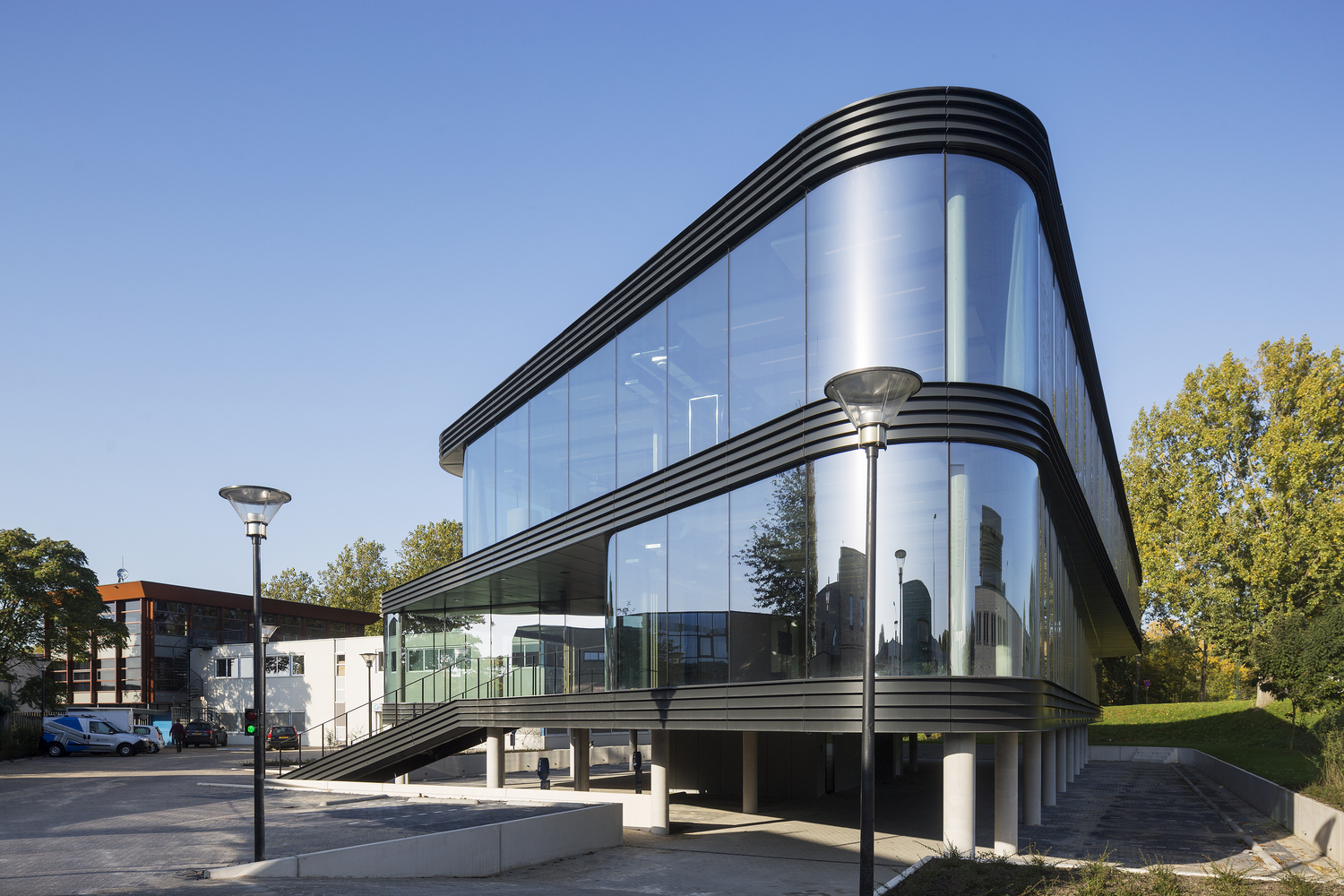 荷兰1600平米全玻璃曲面住宅---酷图编号4