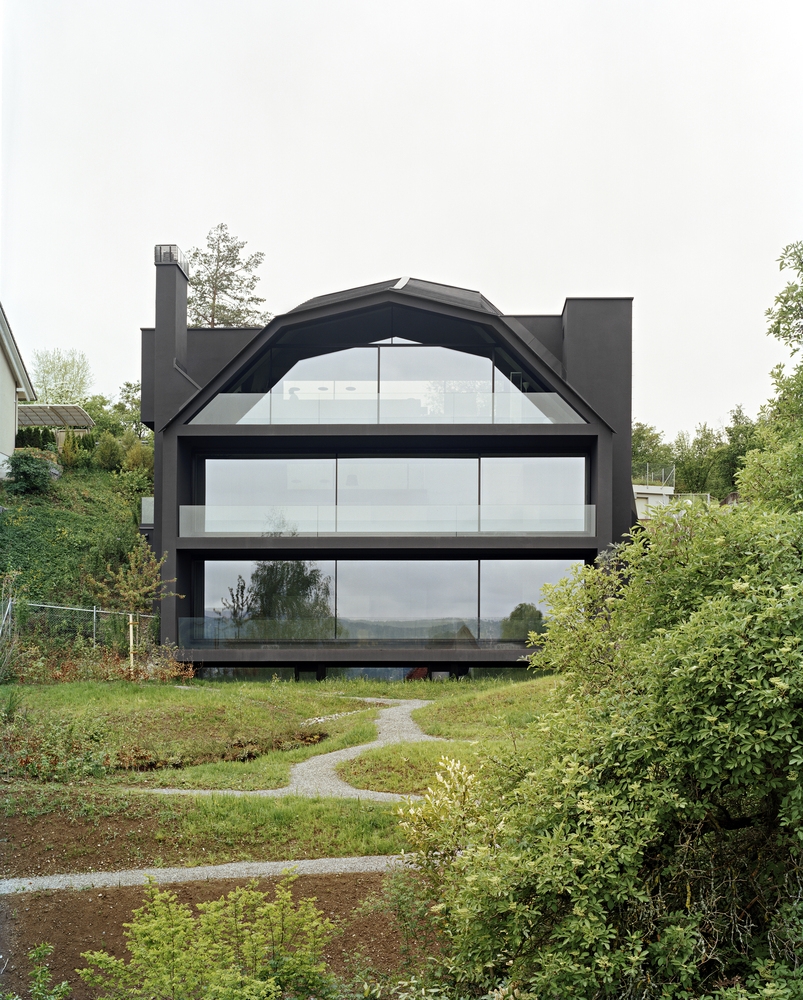 湖边玻璃黑屋封面大图