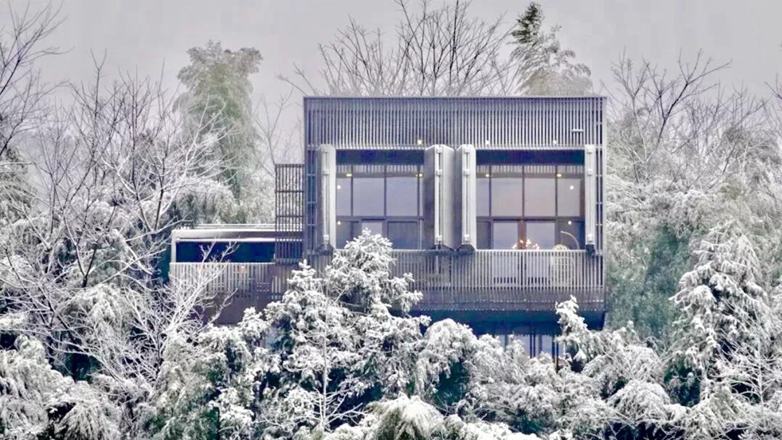 在尽可能减少对自然山野干预的同时保证了良好的度假体验和私密性。建筑师为了不破坏当地环境,尽可能地保留原有山野植被,将树屋依山而建,由底部的结构柱支撑,树屋彷佛漂浮于丛林之间。