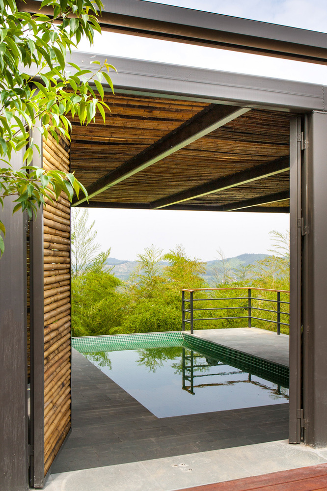 AZ事务所认为室内设计和建筑设计应成为一个整体,为了保证最终成果质量,所有室内设计细节包括家具灯具的选择也是由AZ事务所全程负责。