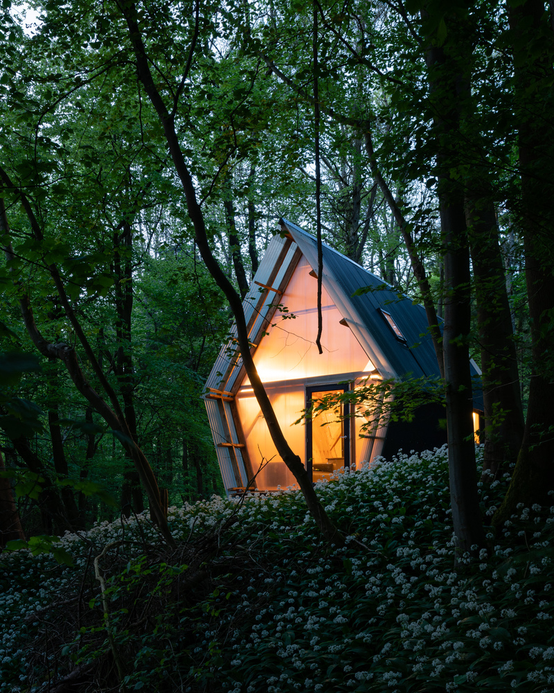 我们所采用的木材拥有“相同截面”(same section),即横截面积均为125 x 50毫米。这样可以削减木材的加工成本,并根据使用需要压制成指定结构的胶合板。拖车小屋是我们所建造的第一栋“相同截面”建筑(我们在另一个项目Ghost Barn中使用了同样的方法)。为了有效利用我们Invisible Studio所管理的一片林地的木材资源,我们开发了这样的建造方法。我们自己的工作室同样也是用周围的木材建造的。