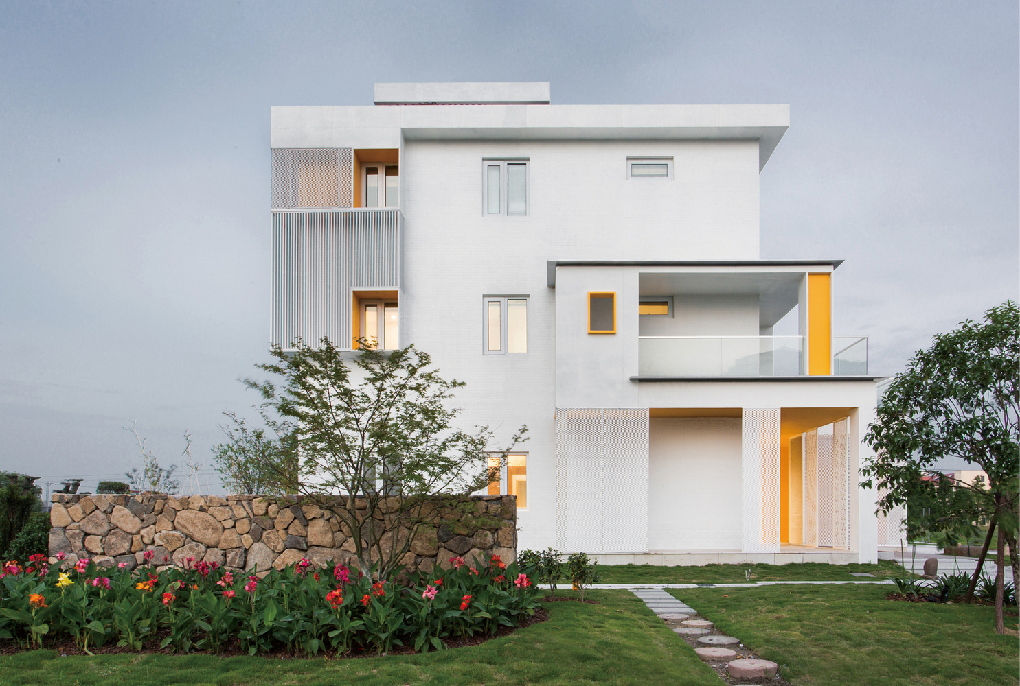 不仅仅于花园,无论人们处于建筑的任何角落,都有和自然亲近的机会,从阳台到门廊,甚至处于门洞窗口,都有人们闲暇摆弄花草的地方,这些是阳光与空气最丰富的地方,即是居住者生活与自然沟通最为密集的场所,或倚靠着休闲沙发在廊下晒太阳,或盘坐在凸窗上翻阅书籍,或置身于阳台中打理花草,这些都是属于使用者自然闲适的生活。