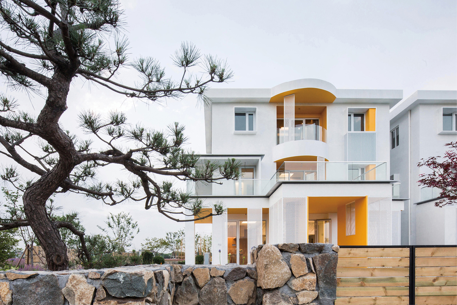 改造后的自建房居住模式较为多样化,分为集合公寓模式的小型酒店,套房模式的接待中心,以及家庭模式的单体住宅,同时配有一栋提供小型餐饮的休闲吧。建筑群结合周围专业设计师打造的景观花园,整个场地更向往成为一个充满人气与自然活力的园艺社区。