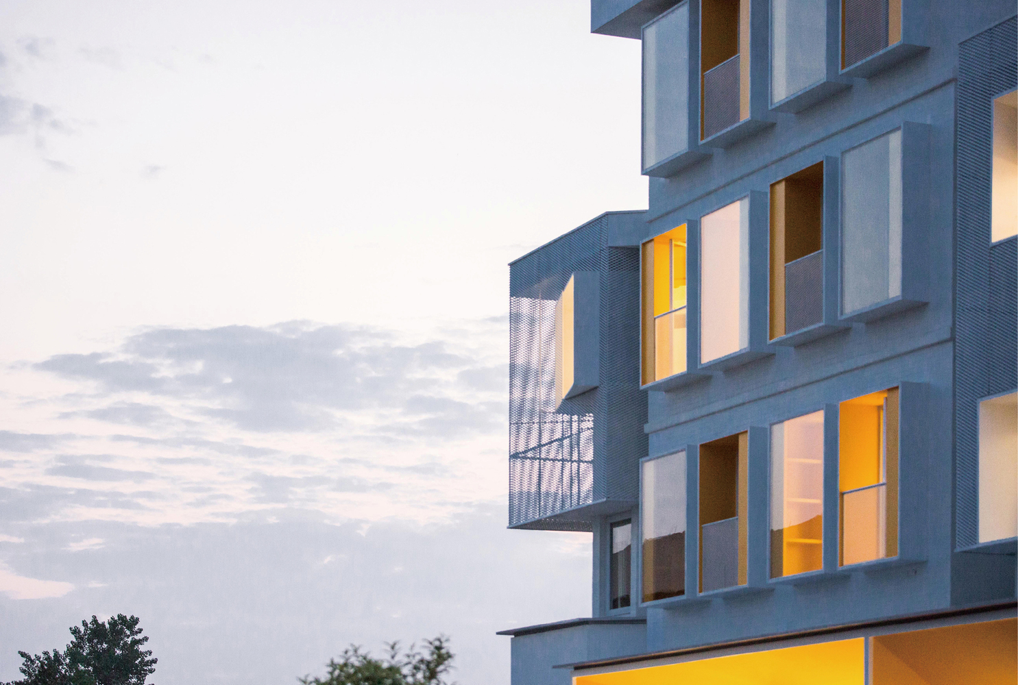 虹越园艺社区位于浙江海宁虹越园艺家总部园区,园区范围内有几组农民自建房群。因土地政策原因被企业承租,拆后难建,只能整改后再投入使用。园区场地内的农民自建房有着典型的中国农民房特色,材质与形式较为混杂,色彩各异,门廊以及屋檐等部分未被利用,建筑群体也没有与园区的环境相融合