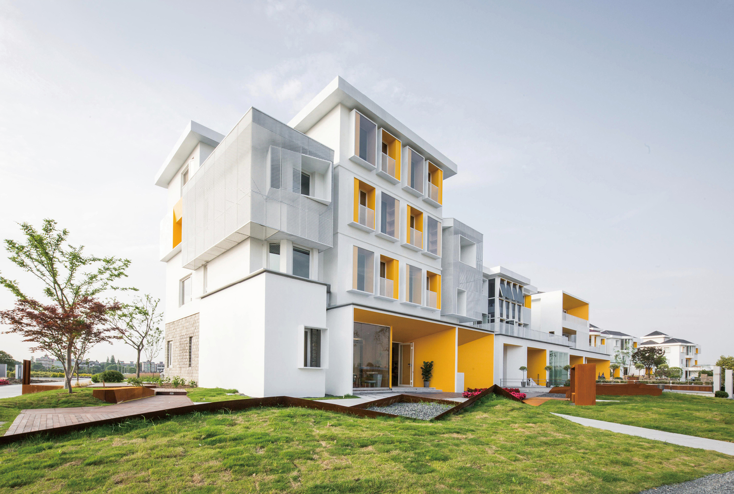 个体自由:农民自建房的私有化与自由度在居住建筑的范畴中都是相对较高的,居住者时常根据自己的生活需求对于住所进行适当的整改,无论阳台或者仓库或者大屋檐,这些加建部分都使住所的生活氛围与外界环境有着更为多样化的联系。