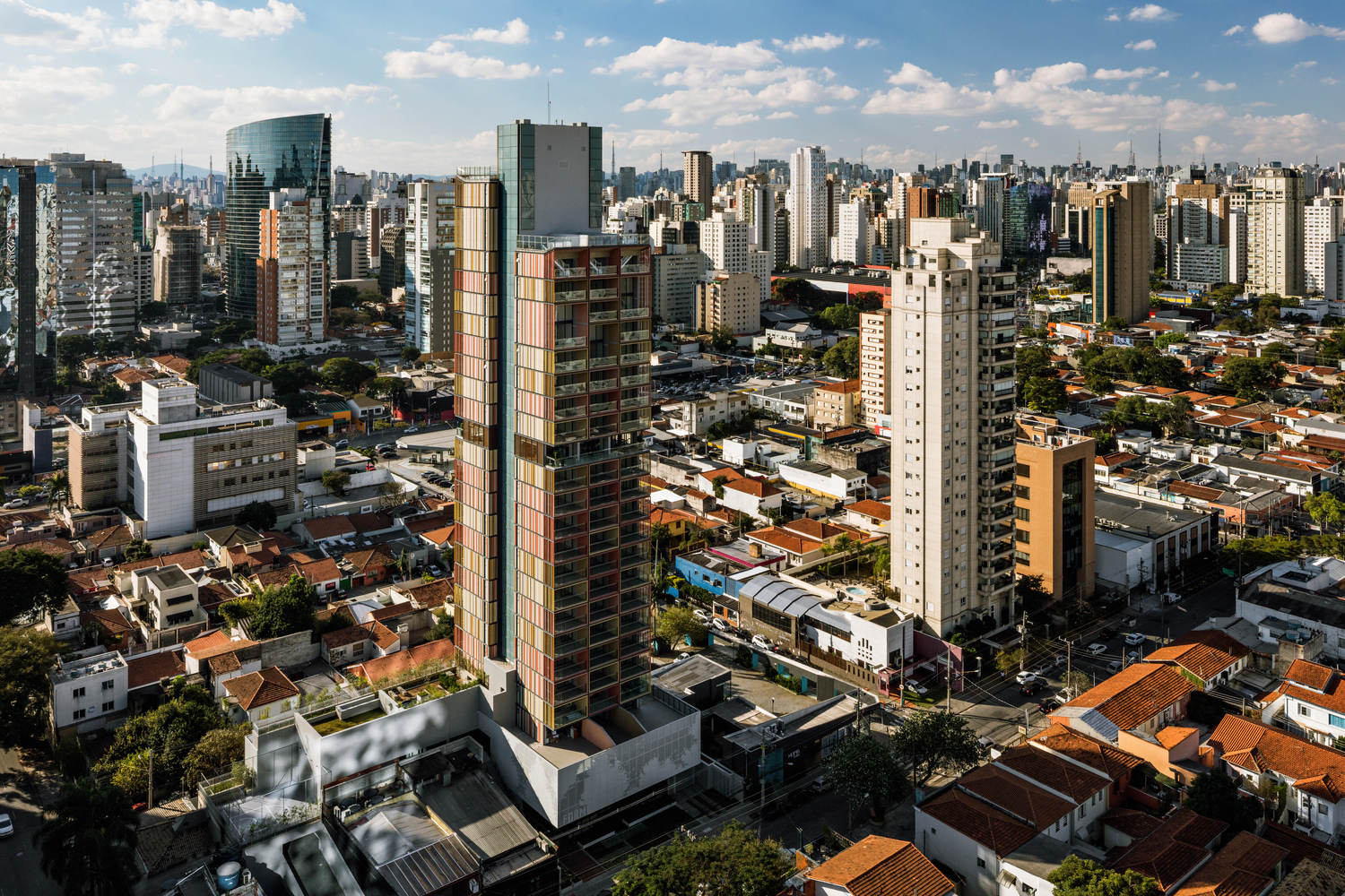 虽然该建筑最后变成了一个纤细的塔楼,但是颜色可以用来区别不同的建筑,而房屋结构则主导了建造过程。较高的楼层有与中央相连的大型公寓,它完美融合了城市的特征,宽敞的阳台提供了难以媲美的享受和景色