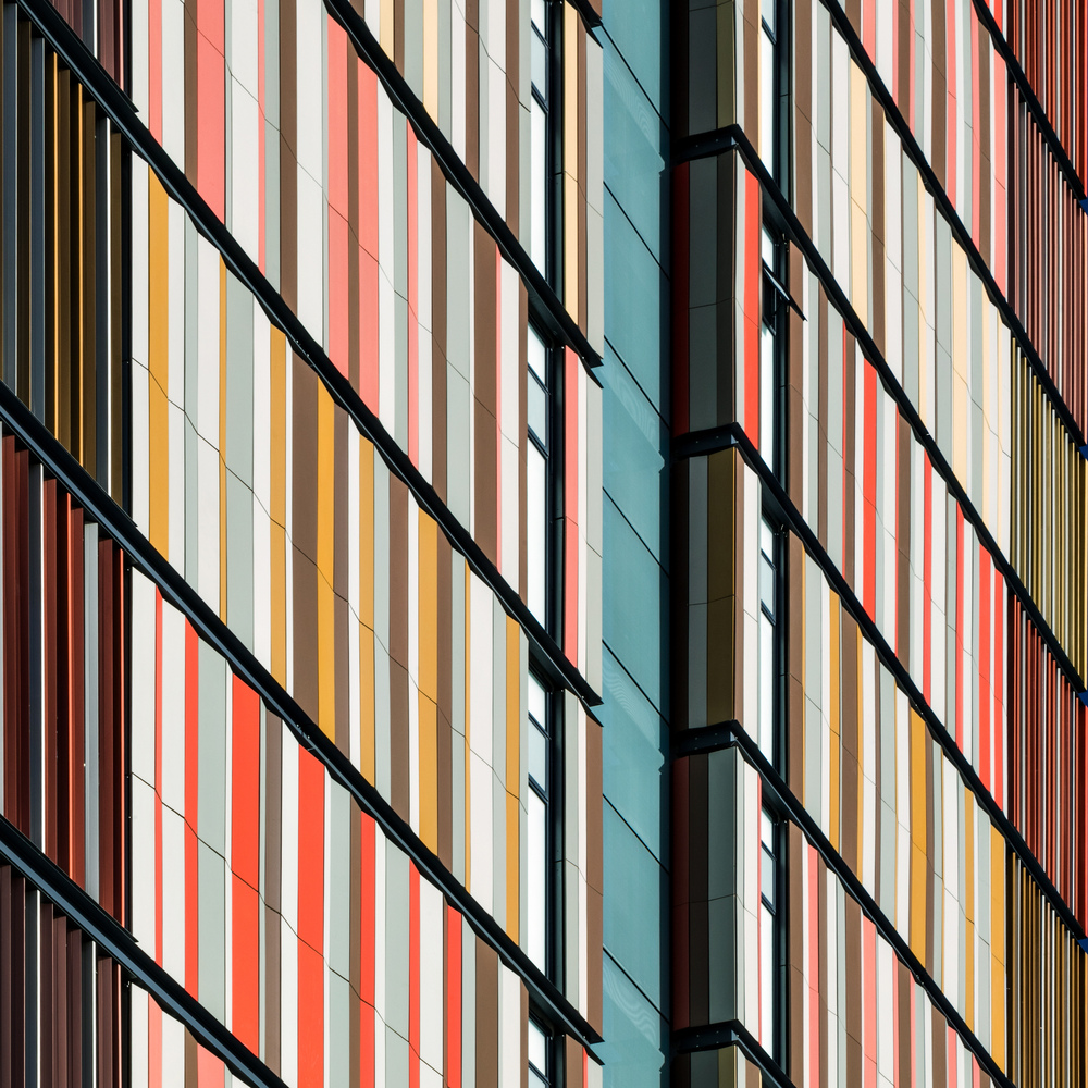 楼层在两个相互平行的开间内连接,同时还有包括两个蓄电的全景电梯的中央通讯处。建筑的主要户型均是南北朝向,凹阳台的设计有助于缓和巴西强烈的紫外线,而最易受圣保罗天气侵蚀的东西两侧则是用由光滑且不易传热的大型陶瓷片组成的透风良好的立面。