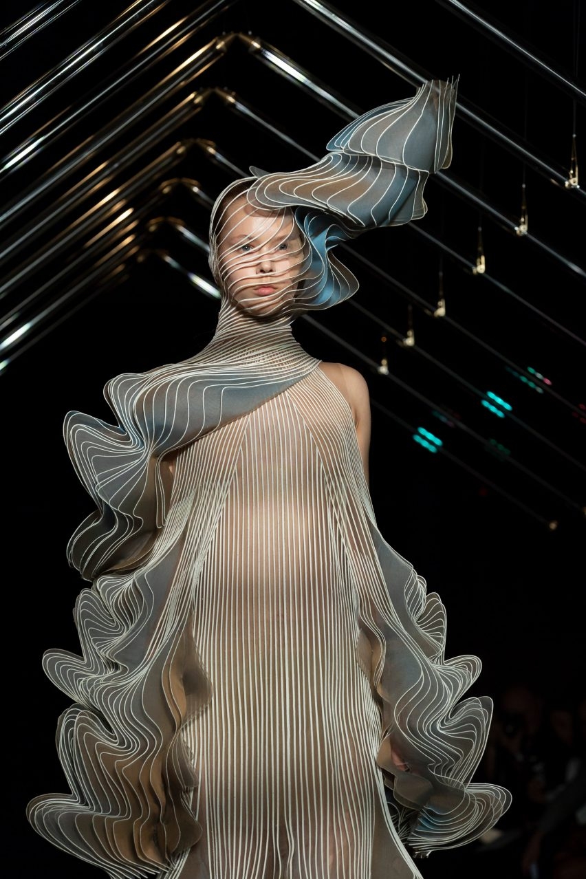 Iris van Herpen将鸟类飞行的动作转化为褶皱的衣服图片