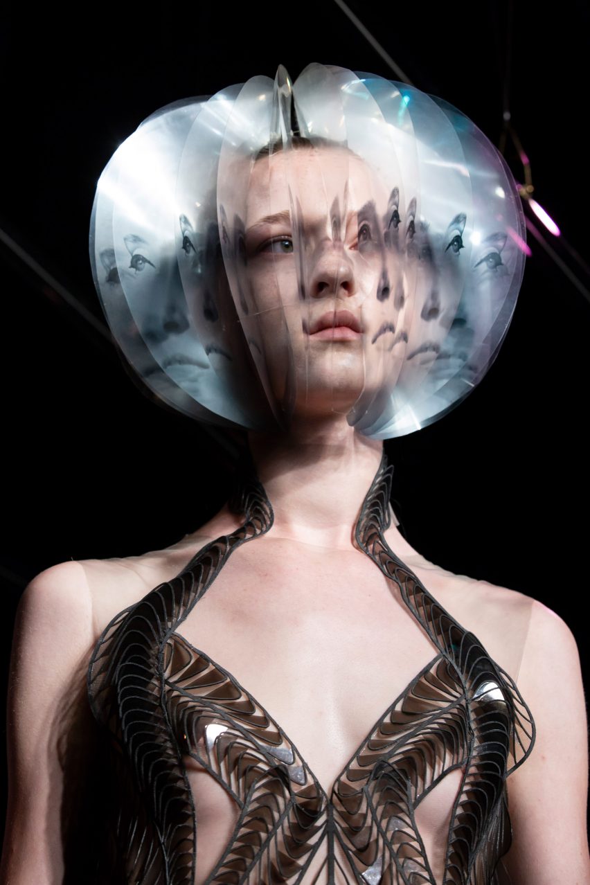 Iris van Herpen将鸟类飞行的动作转化为褶皱的衣服---酷图编号5