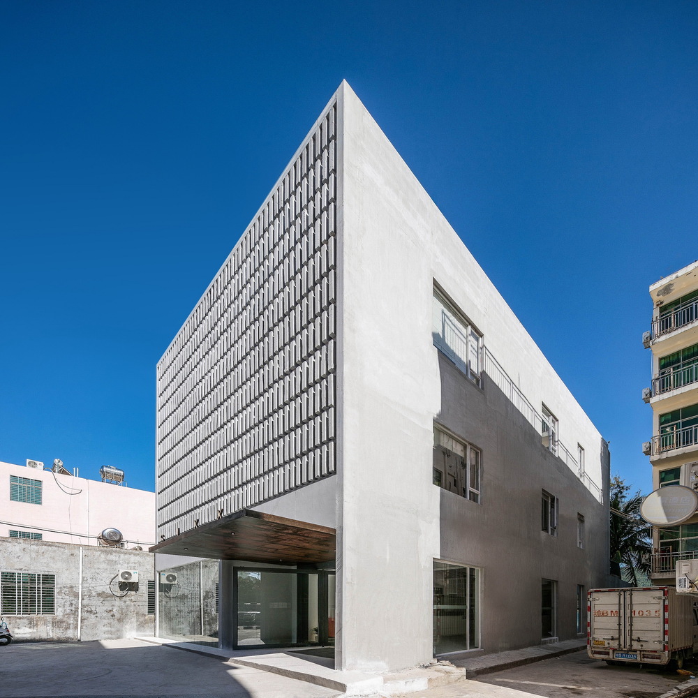 室内空间以白色、海洋元素为设计基调,局部结合白色马赛克、清水泥、水曲柳原木饰面以及黄铜等材料元素。建筑师在来营造这样一个清新、纯净的空间的同时,室内陈设配上了多样的热带绿植、色彩亮丽的冲浪板、以及浅粉色系的家具。整体室内空间的设计风格非常契合酒店的年轻、休闲、热情、以冲浪文化为主的气质