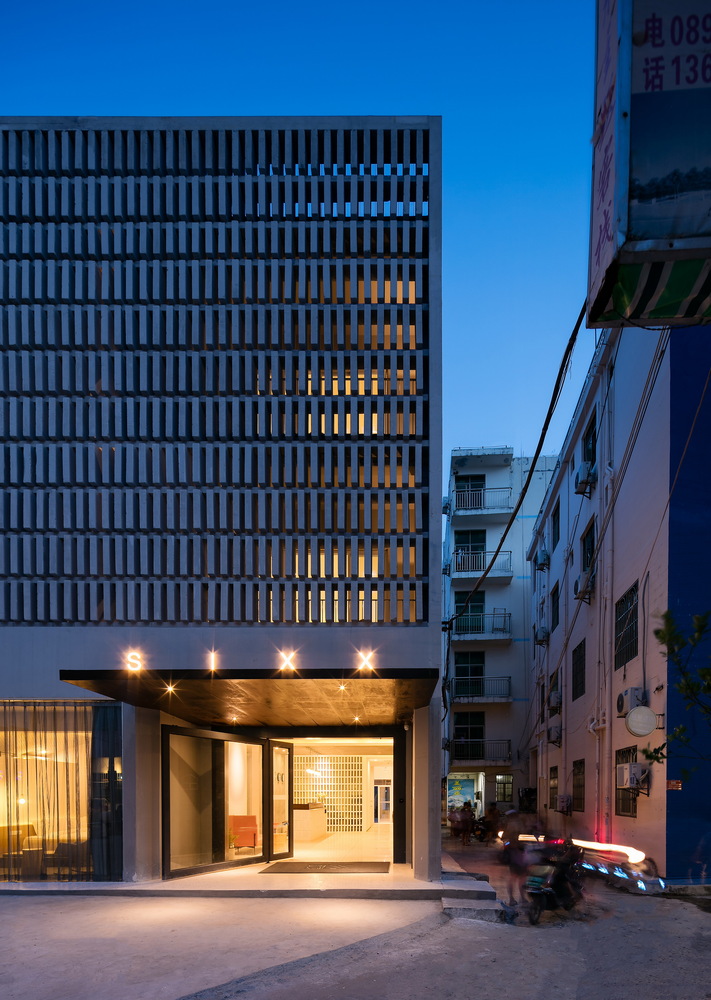 对于面朝繁华后海村街道的建筑主立面,我们将原有建筑的弧形阳台进行了拆除,建筑外形轮廓被还原成简洁的方形。另外,建筑师将550块水泥轻质砖用阵列堆栈的方式将建筑正立面完整的遮掩起来,这样既保证了沿街客房阳台的私密性,又解决了正立面下午西晒的问题,同时提升了整体建筑的气质。