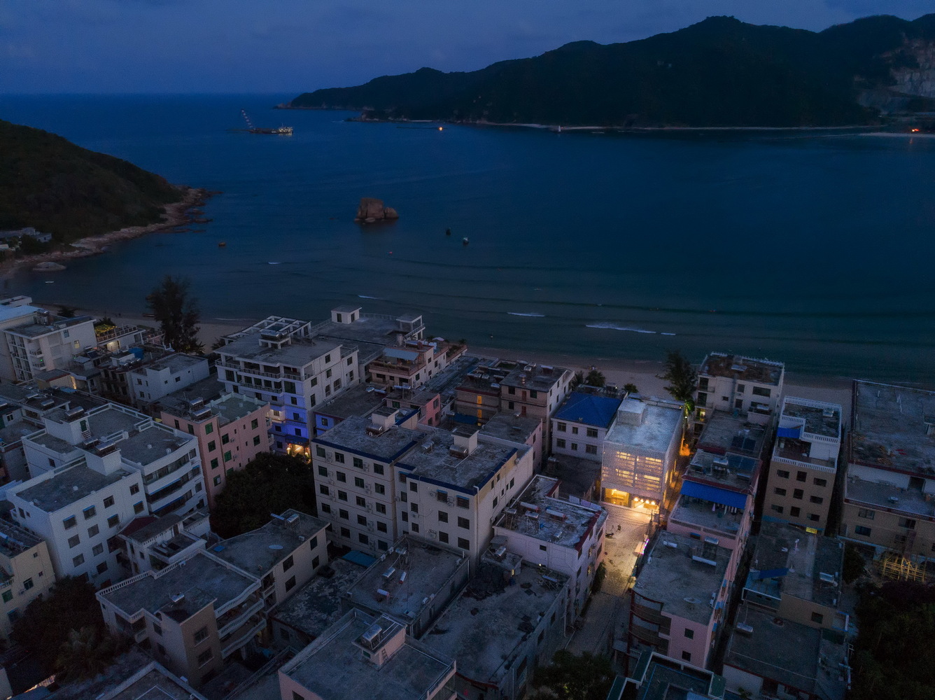 为了将一层空间最大化打通成一个南北通透的公共区域,我们将一部分原始墙体进行了加固,将另一部分墙体进行了拆除。在通透开敞的一层空间里,建筑师分别设置了酒店大堂、公共过道、海景餐厅及无边泳池,改造后的一层公共空间不仅仅拥有了一条清晰合理的空间、动线,同时被引入了清凉的海风,使得深处亚热带的酒店大堂常年不用开启空调。