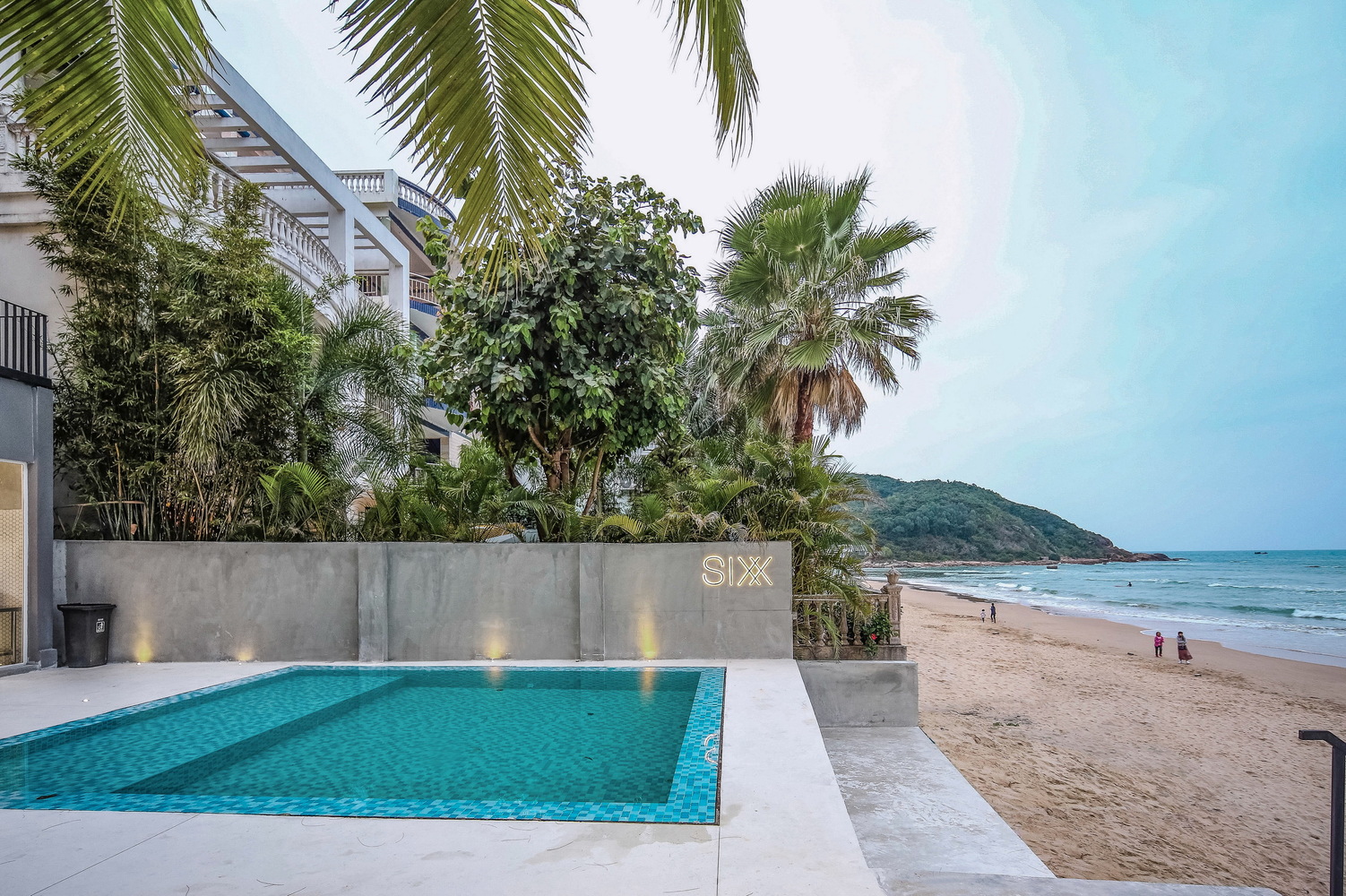 六甲酒店的空间改造的目的就是:重新划分合理的空间;重新组织合理的动线。使改造后的建筑空间成为一个在功能上和视觉上都能引人注目的海边度假酒店。