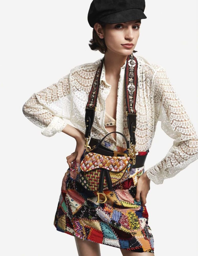 努里亚罗斯柴尔德-采用方形图案剪裁,配有手提包的时尚秀---酷图编号1218359
