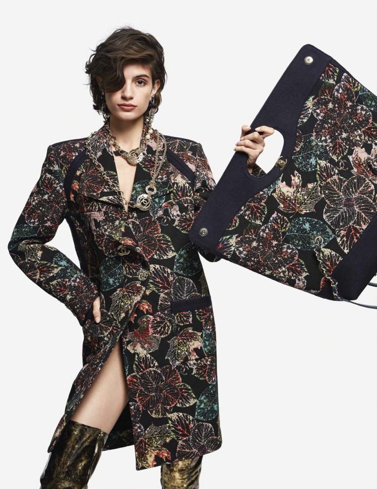 努里亚罗斯柴尔德-采用方形图案剪裁,配有手提包的时尚秀---酷图编号1218360