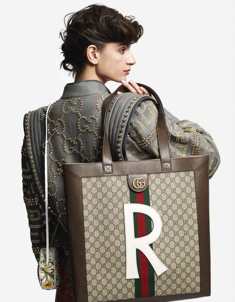 努里亚罗斯柴尔德-采用方形图案剪裁,配有手提包的时尚秀---酷图编号1218361