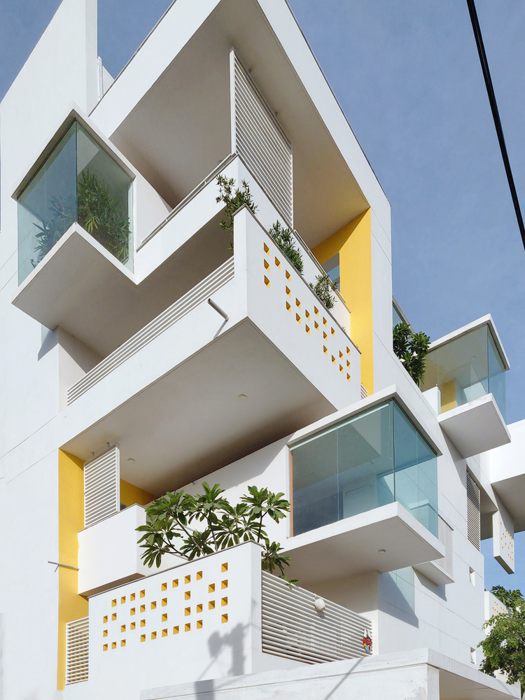 支柱空间是用来停车和作为服务房间的。最年长的一代人住在较低楼层,一层以及二层。最年轻的一代人使用剩下的两层,其中包含他们为下一代人留的娱乐休闲空间。每层楼都有一个绿色庭院。这些都被金属百叶窗和穿孔的外墙覆盖,以创造出区别于周边的隐私性。穿过这些空间,你可以走到阳台上;你也可以边读报边与家人闲谈;也可以闻到厨房飘出的食物香味。庭院中会有大量阴凉,可以作为瑜伽、闲坐、祈祷和进餐的空间。