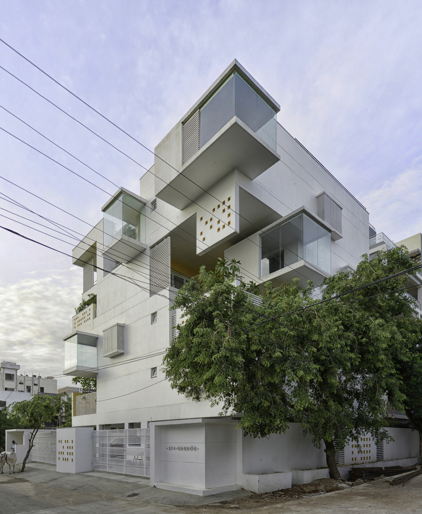 基地面积大约15米*18米,位于一个紧凑的五层公寓里。它被北部和西部的道路所限制,也因此成为这里唯一周围没有紧邻建筑的房子。从一开始,设计的想法就是为了保持今后两代人之间的联系。公寓的一般概念是保持各住宅单元之间的隐私。我们就将设计构思放到公寓的模型中,既提供了隐私性,同时保持了家庭之间的联系。这是通过将居住空间向大型公共庭院开放来实现的,这种庭院实际上有两层楼的高度,它提供了社会与家庭层面之间的联系。这些方式从视觉上缩小建筑的规模,向最前面的角落开放:在东北和西北。