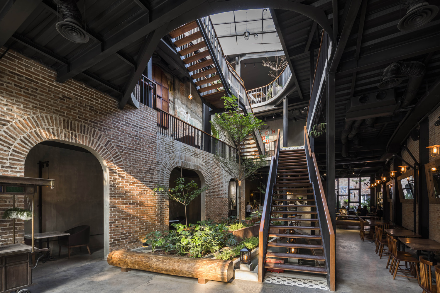 穿过大厅,我们不想展示密集的家具和酒吧的咖啡师。我想让每个人都知道的是,作为北方女孩的灵魂,他们在这个世界上有一次发现的冒险。这些东西在水面上的树荫下闪闪发光,一群鱼轻轻地在一起游动。我们不希望咖啡店是标准化的