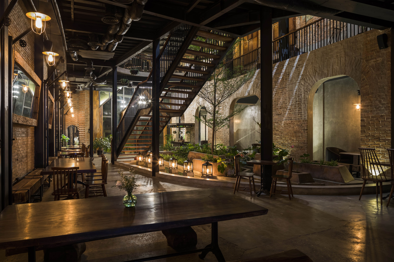 我想到来到一个静谧的花园,从四周观看她,看看今天的阳光,无论是短暂的还是漫长的,暴躁的夏天还是初秋。毕竟,坐下来喝点咖啡是非常有趣的爱好。如果您不信,请访问“Mot Chin Tam Sau(1986号)咖啡,最好的黑咖啡,海防城的冰牛奶咖啡”