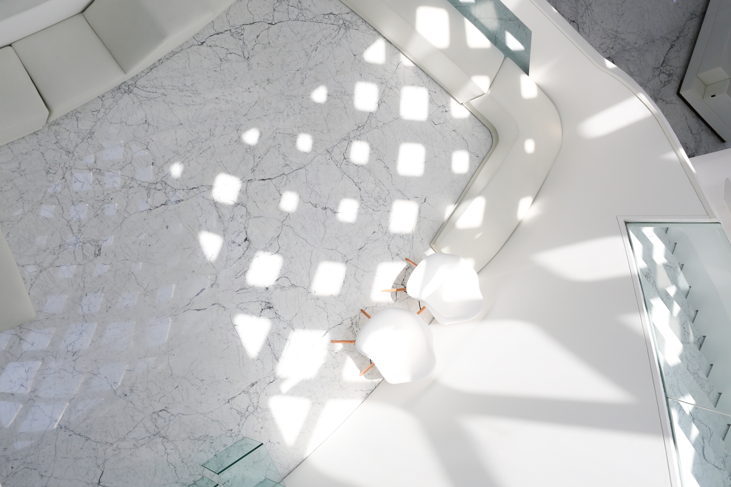 除此之外,客户还需要设计和分配家庭内部空间,以便举办频繁且不同规模的社交活动,又要保持家庭的其他居住者的高度隐私。最后,客户对具有挑战性的结构方法和技术的赞赏使我们能够探索创造性的结构设计方法,这些方法有助于满足客户的所有需求,并确保项目能够完美地适应当地的环境和地理条件。因此,对外部环境的仔细考虑和同化是极为重要的。